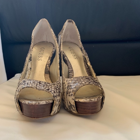 Guess High Heels โ sz. 5 โข Snake Skin Pattern โข needs some TLC ๐ป - Picture 3 of 4